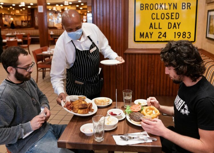 Nueva York se convierte en la primera ciudad de EE.UU. en prohibir a los no vacunados ir al gimnasio o restaurantes