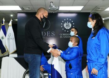 El presidente del INDES entrega pabellón nacional a la delegación salvadoreña que participará en los Juegos Paralímpicos de Tokio 2020