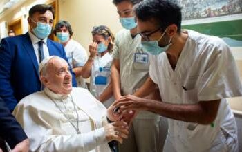 El papa Francisco habló sobre su reciente operación: “Un enfermero me salvó la vida”