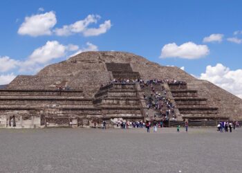 (VIDEO) Hallan en México cuatro ramos de flores de al menos 1.800 años de antigüedad debajo de una pirámide de Teotihuacán