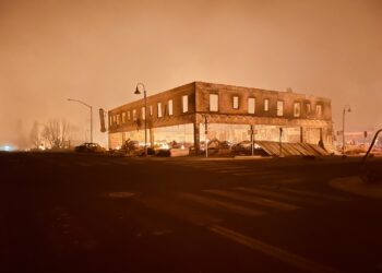 (VIDEOS) Un incendio forestal destruye la mayor parte de una ciudad histórica de EE.UU.