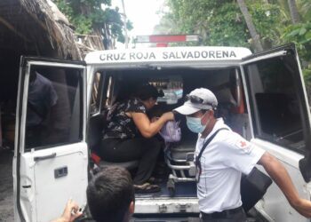 Cruz Roja rescata a seis personas de una lancha volcada en Playa El Majahual