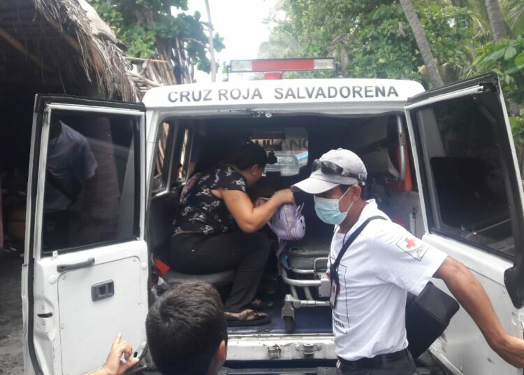 Cruz Roja rescata a seis personas de una lancha volcada en Playa El Majahual