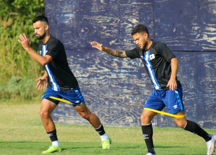 El entrenador de El Salvador Hugo Pérez convoca legionarios para el inicio del Octagonal Final