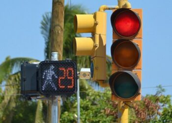 MOP anuncia inversión para modernizar el sistema semafórico del país