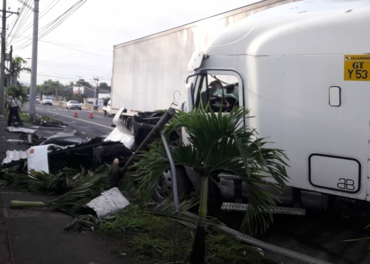 Se reporta rastra accidentada en carretera de Lourdes a Sonsonate