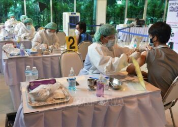 Policía tailandesa allana un hospital para enfermos de covid-19 por quejas de enfermeras sobre orgías, peleas y consumo de droga entre sus pacientes