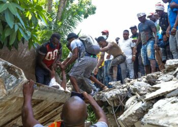 Sobrepasan en 300 los muertos por el terremoto en Haití, y el número de víctimas sigue creciendo