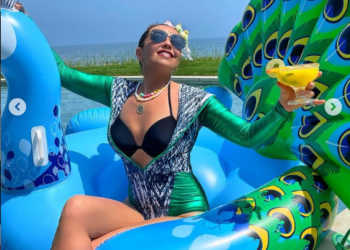 Thalía presume cuerpazo junto a lujosos regalos por sus 50 años