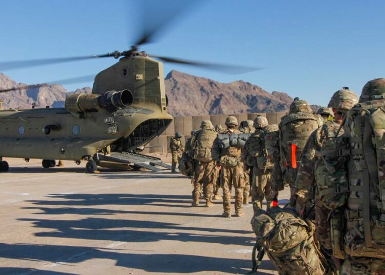 Biden aumenta despliegue militar en Afganistán y advierte a talibanes