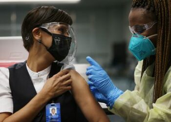 Vacuna de Pfizer/BioNTech obtiene aprobación total para su uso en EE.UU.