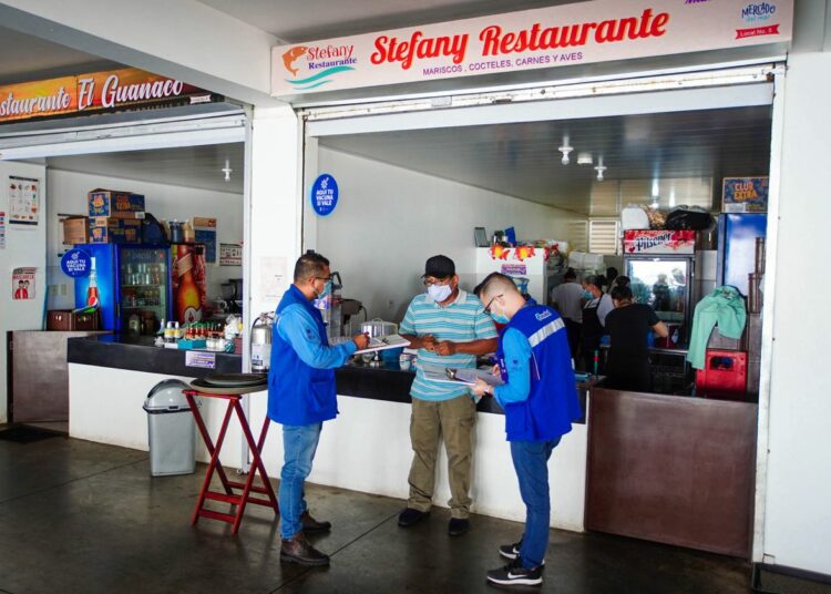 Verifican cumplimiento de medidas de bioseguridad en Mercado del Mar, La Libertad