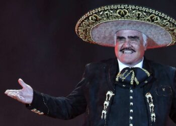 Vicente Fernández sedado y con inflamación en la médula