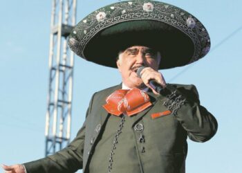 Vicente Fernández es operado de emergencia por lesión en cervicales tras una caída