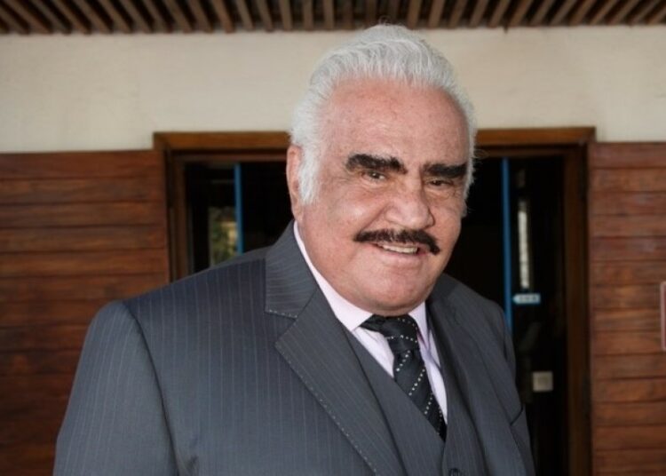 Vicente Fernández ya se pudo sentar y ya interactúa con su familia