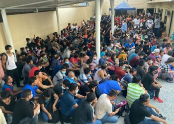 Rescatan a 327 migrantes hacinados en vivienda en el norte de México