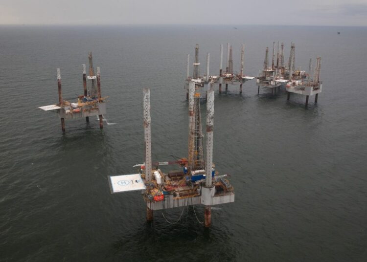 Huracán Ida provoca fuga de petróleo en Golfo de México