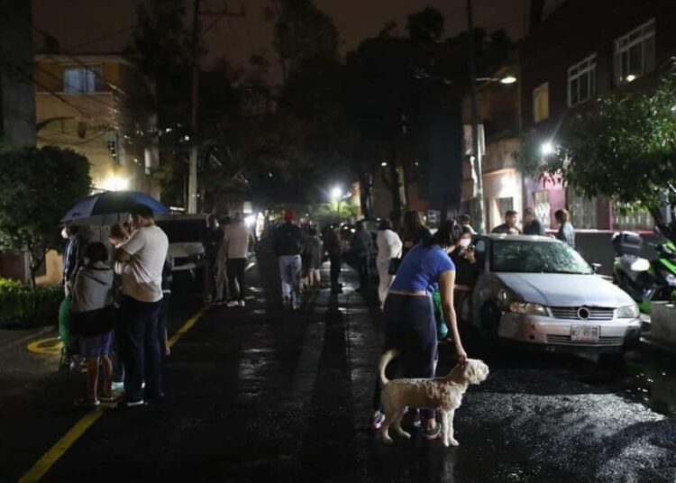 (VIDEOS) Al menos un muerto deja el terremoto de 7.1 grados en el sur de México