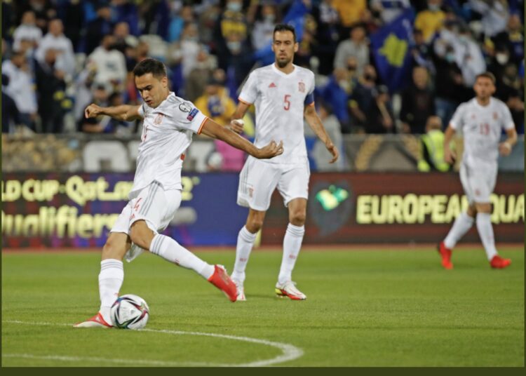 España sufre para ganar en Kosovo y se anima con la derrota de Suecia