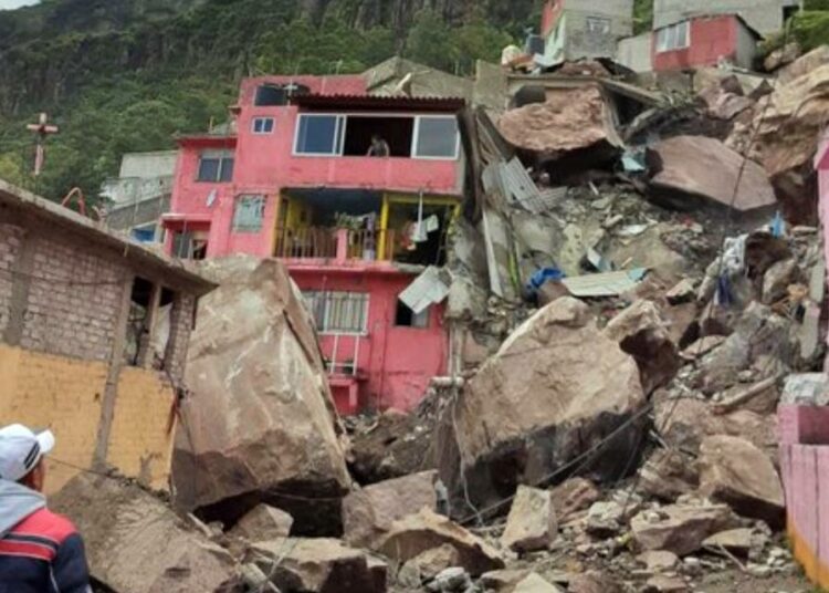 (VIDEOS) Derrumbe de un cerro deja un muerto y 10 desaparecidos bajo grandes escombros en el Estado de México