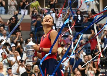 La británica Emma Raducanu rompe varios récords y hace historia en el tenis al ganar la final del Abierto de Estados Unidos con tan solo 18 años