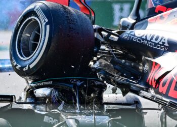 (VIDEO) Hamilton estuvo a punto de quedar decapitado en el choque con Verstappen si no fuera por este detalle del bólido