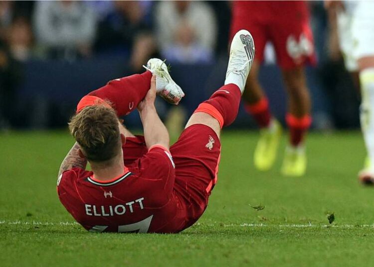 (VIDEO) Harvey Elliott del Liverpool sufre una escalofriante lesión