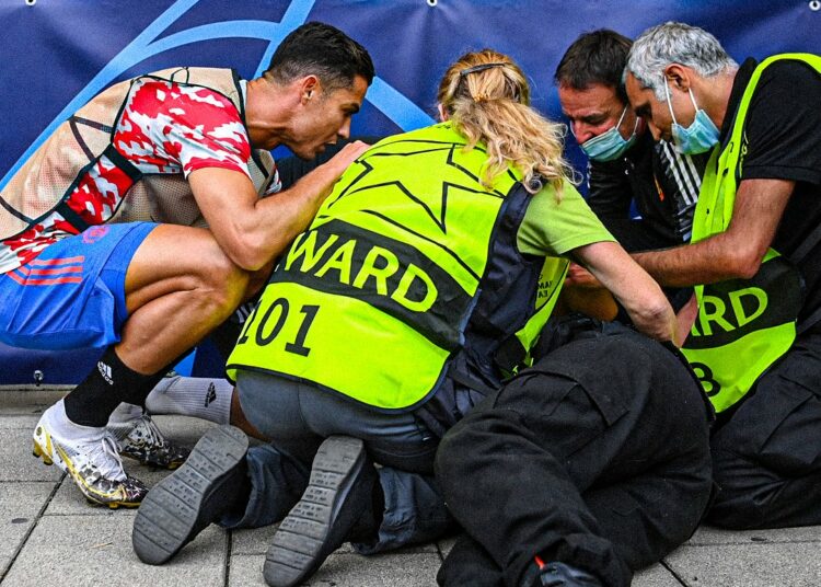 Cristiano Ronaldo dispara un fuerte pelotazo que noquea a una mujer del equipo de seguridad y se apresura a ayudarla