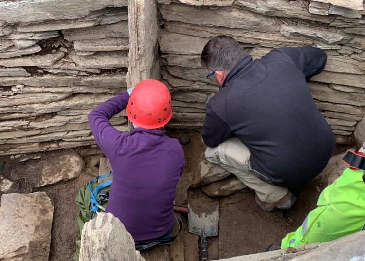 Arqueólogos hallan en Escocia dos misteriosas esferas de piedra dentro de una antigua pirámide