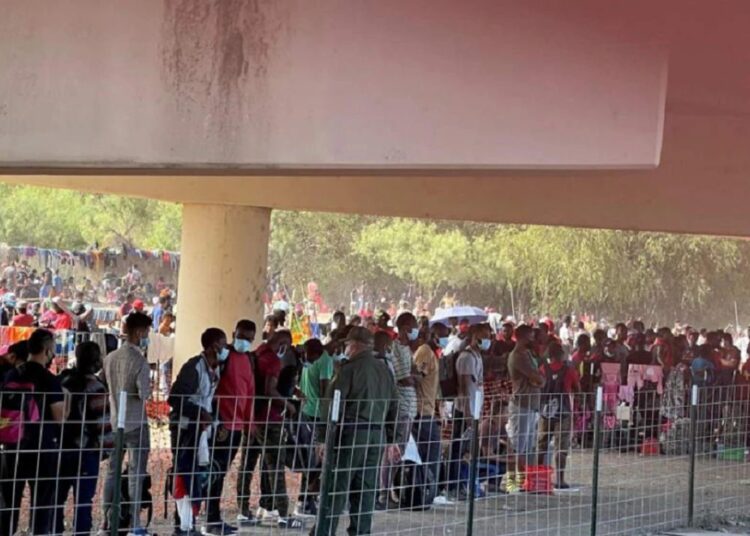 EE. UU. prevé acelerar los vuelos de repatriación de 15.000 migrantes que aguardan en Texas