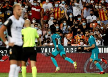 El Real Madrid logra remontar ante el Valencia y es líder