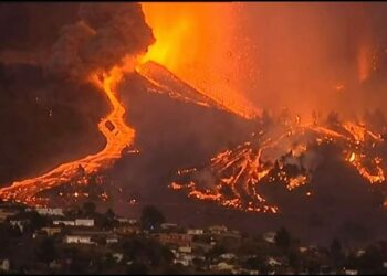 (VIDEOS) 100 viviendas devoradas y 5.000 evacuados por la erupción del volcán de la isla española de La Palma