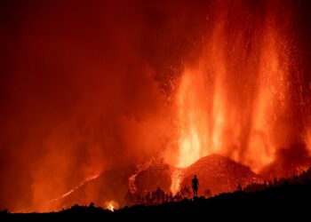 (VIDEO) Surge una nueva boca eruptiva en el volcán de la isla española de La Palma y evacúan a todos los vecinos de Tacande