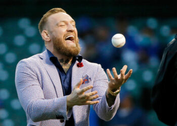 (VIDEO) Conor McGregor hizo el ridículo al realizar uno de los peores lanzamientos en la historia del béisbol