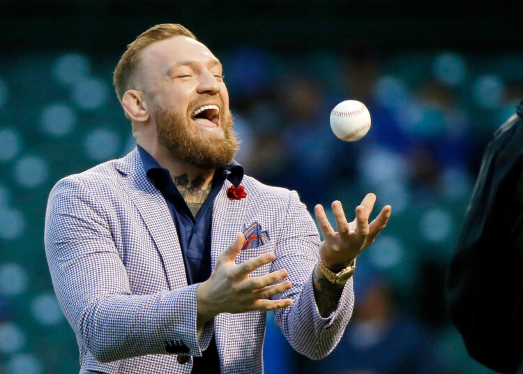 (VIDEO) Conor McGregor hizo el ridículo al realizar uno de los peores lanzamientos en la historia del béisbol