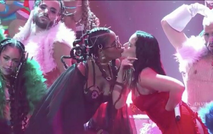 Rosalía y Tokischa se besan en la boca en los Billboards 2021 al estilo Britney y Madona