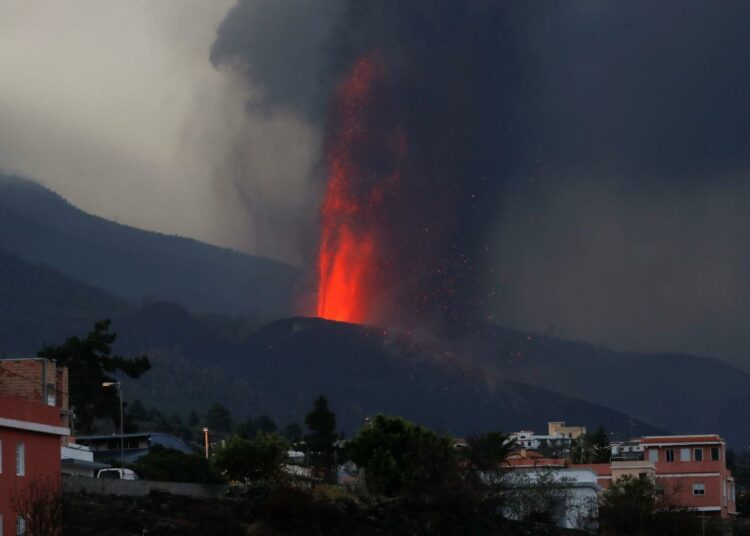 (VIDEOS) El volcán de La Palma tiene nuevas bocas y una mayor explosividad, además ordenaron más evacuaciones