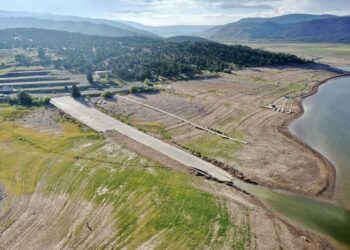 Imágenes captadas con un dron muestran cómo una localidad sumergida hace 64 años ‘resurge’ debido a la sequía en EE.UU.