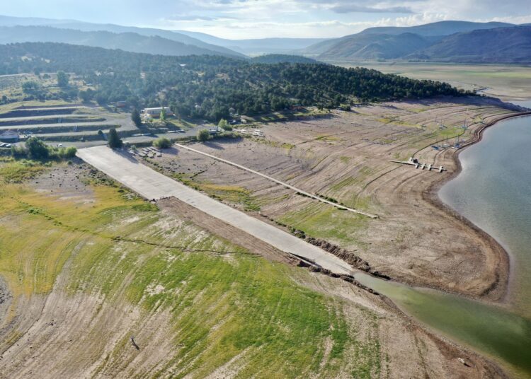 Imágenes captadas con un dron muestran cómo una localidad sumergida hace 64 años ‘resurge’ debido a la sequía en EE.UU.