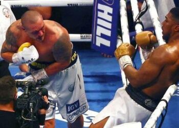 Oleksandr Usyk da la sorpresa al derrotar a Anthony Joshua y le arrebató los títulos mundiales del peso pesado