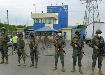 Un enfrentamiento entre bandas dejó 30 muertos y casi 50 heridos en una cárcel de Ecuador