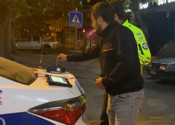 Un hombre se une a unos esfuerzos de búsqueda en un bosque y luego se da cuenta de que él es el ‘desaparecido’