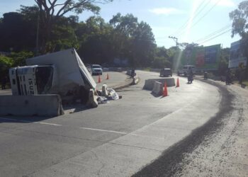 Reportan camión volcado en carretera al Puerto de La Libertad