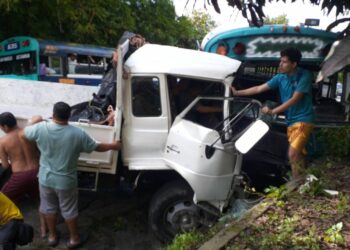 Un fallecido y varios heridos tras fuerte accidente entre un autobús de la ruta 145 y un camión en carretera hacia Suchitoto