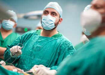 Ministro Francisco Alabi se une a la jornada quirúrgica en el Hospital de Usulután