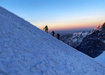 La montañista salvadoreña Alfa Karina Arrué con paso firme en su entreno de altura en Bolivia