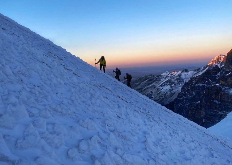La montañista salvadoreña Alfa Karina Arrué con paso firme en su entreno de altura en Bolivia