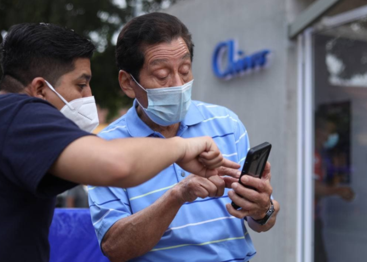 Asesores de Puntos Chivo continúan ayudando a los salvadoreños