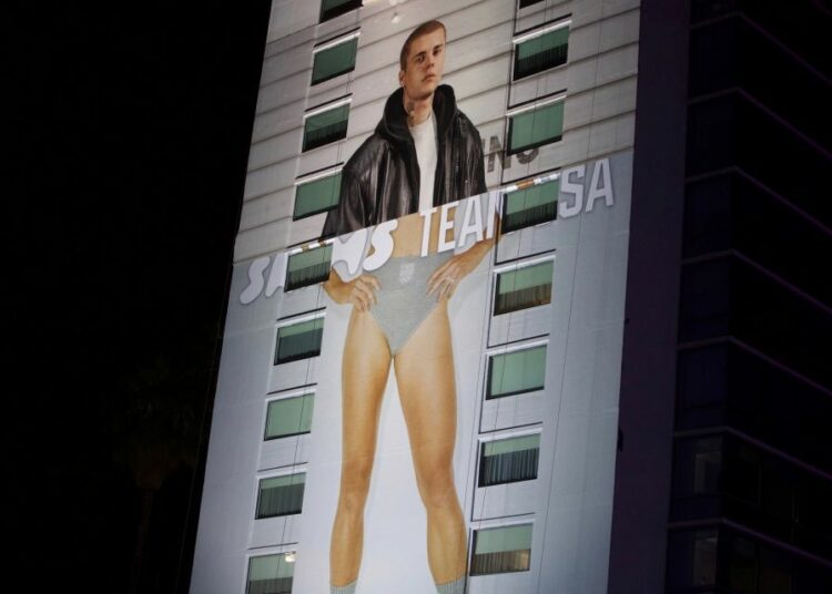 Justin Bieber aparece con ropa interior femenina y la imagen se volvió viral