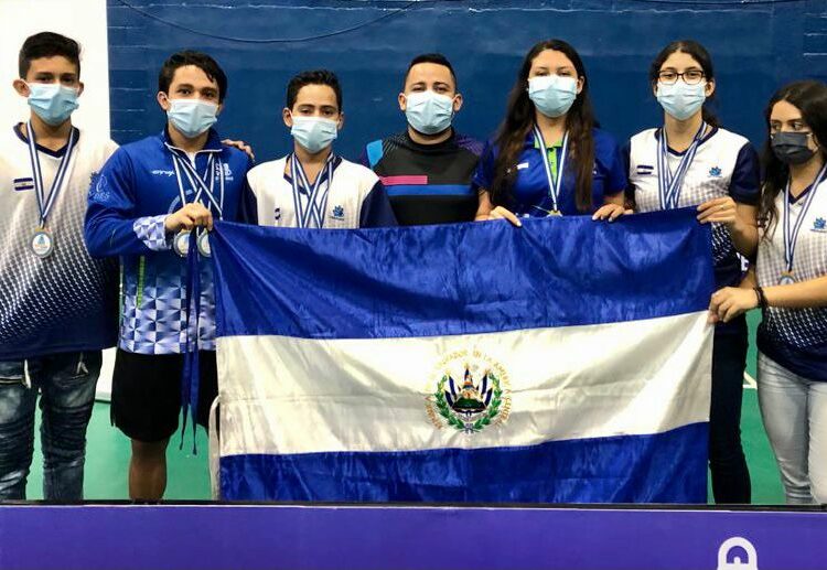 Selección salvadoreña de bádminton gana medalla una medalla de plata y cinco de bronce en el VII campeonato